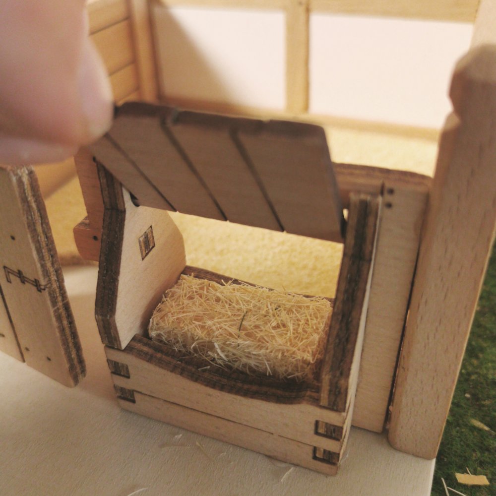 Geöffnete Futterluke an Stallbox aus Holz – passend für Schleich® Tiere