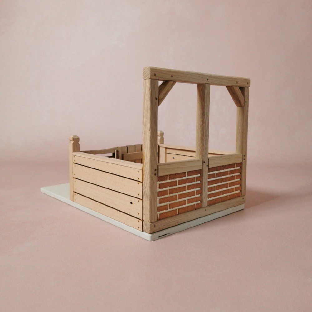 Rückansicht der Stallbox aus Holz – passend für Schleich® Tiere