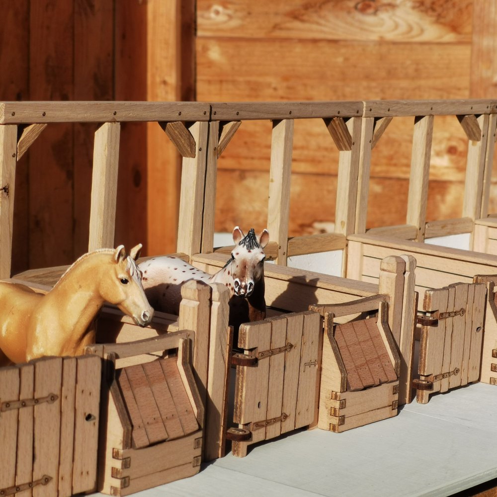 Spielszene der Stallbox aus Holz – passend für Schleich® Tiere