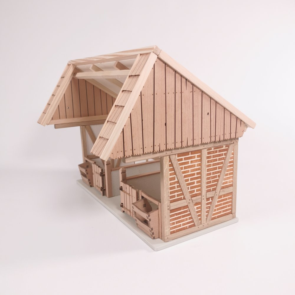 Seitenansicht Remise aus Holz – passend für Schleich® Pferde