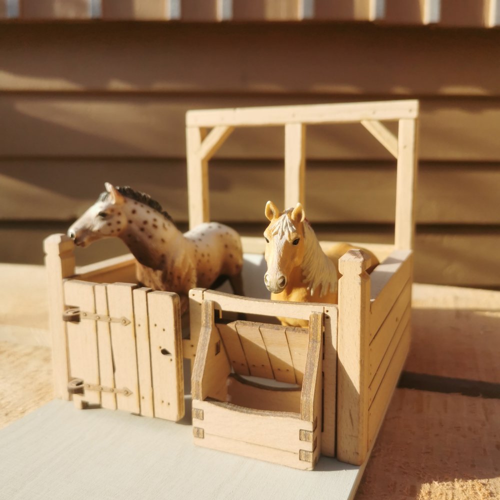 Stallbox mit Pferden aus Holz – passend für Schleich® Tiere