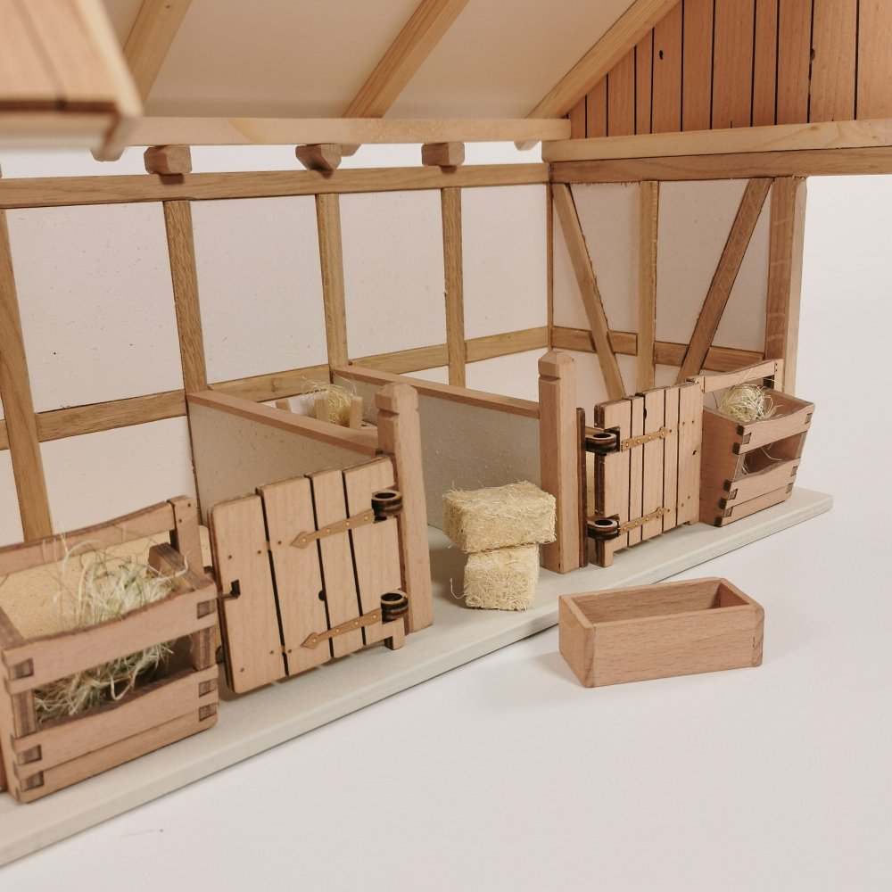 Deteilansicht in die Remise aus Holz – passend für Schleich® Pferde