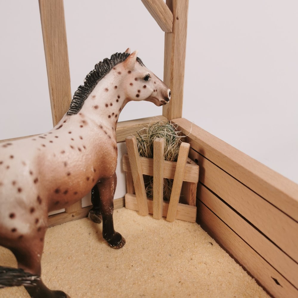Detail - Pferd in Box mit Heuraufe aus Holz – passend für Schleich® Pferde