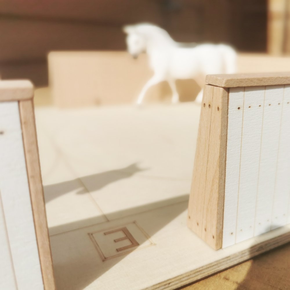 Detail Eingang Reitplatz aus Holz – passend für Schleich® Pferde