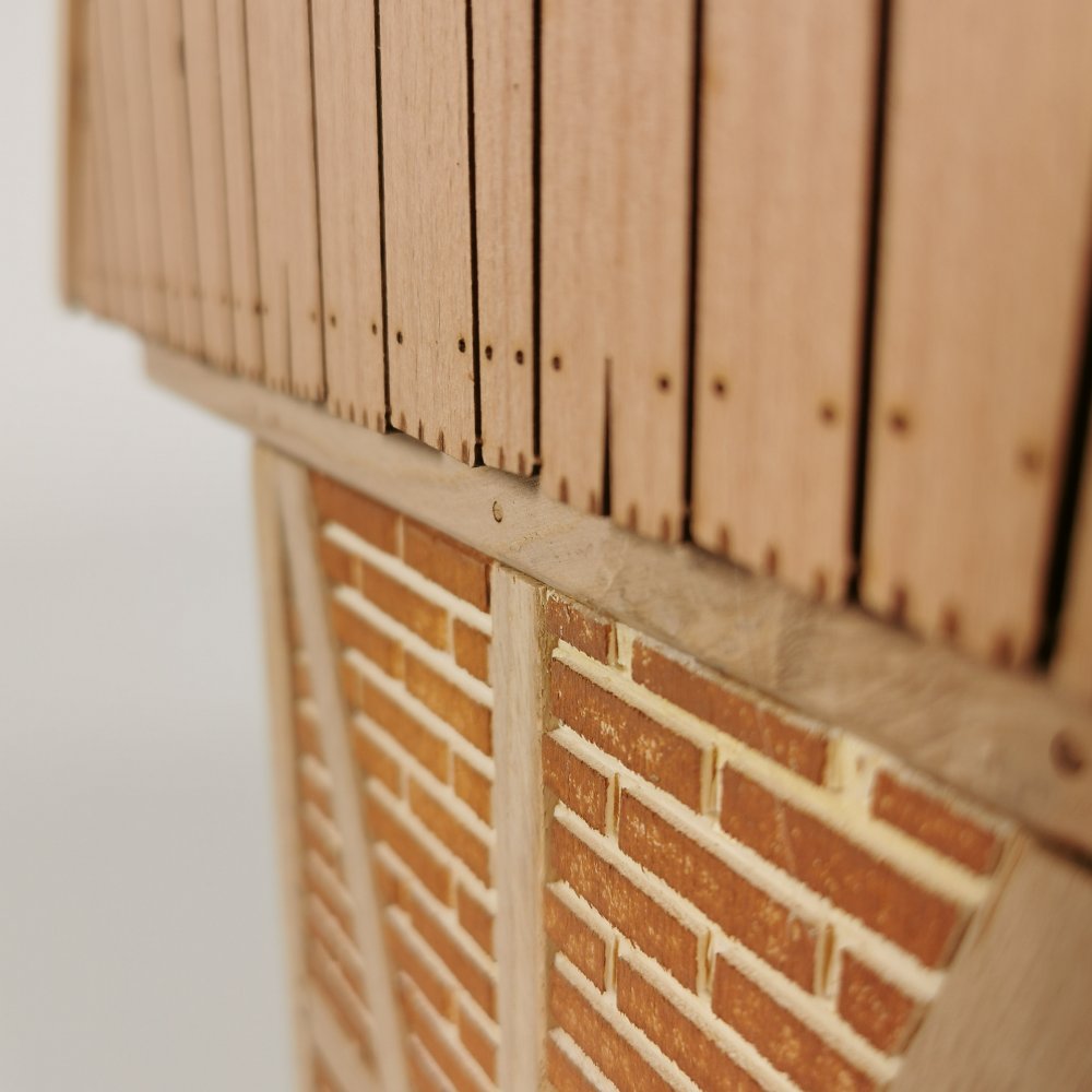 Giebel und Fachwerk Detail der Remise aus Holz – passend für Schleich® Pferde