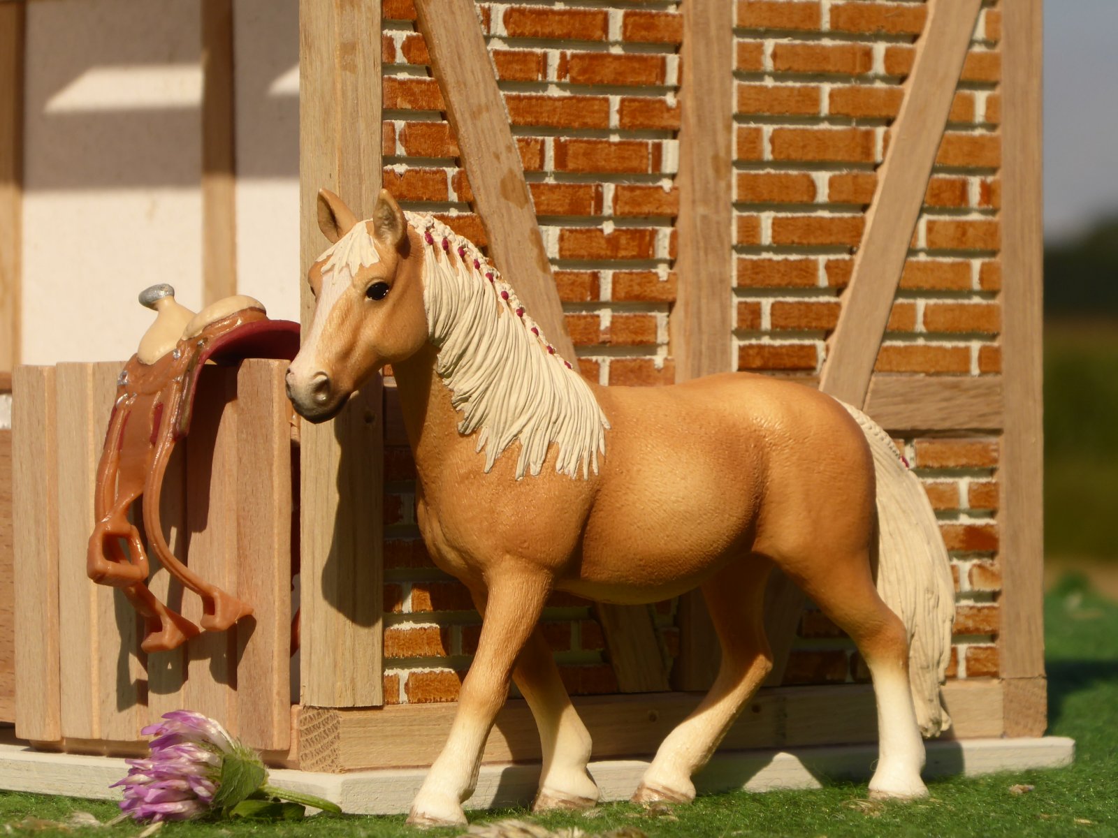 Modellpferde in Spielszene vor der Pferde Remise aus Holz
