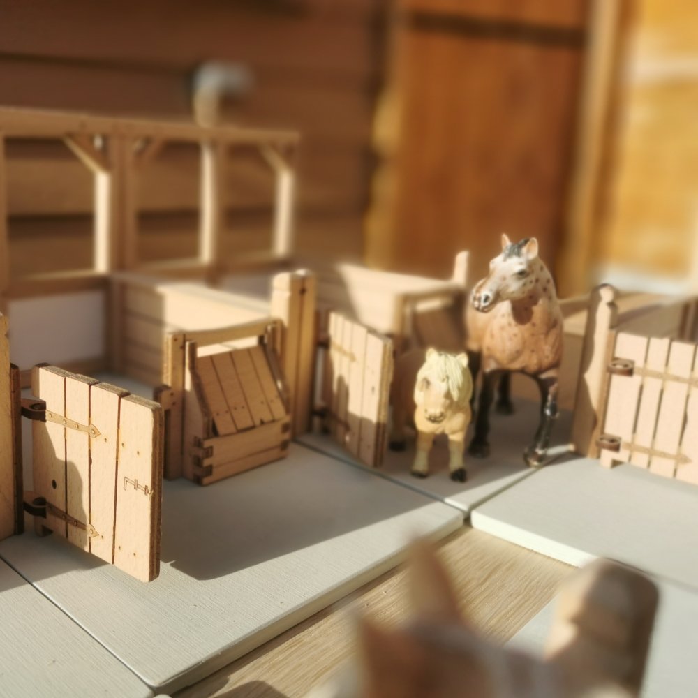 Spielszene mit Pferden - Bauernhofspielwelt aus Holz – passend für Schleich® Tiere