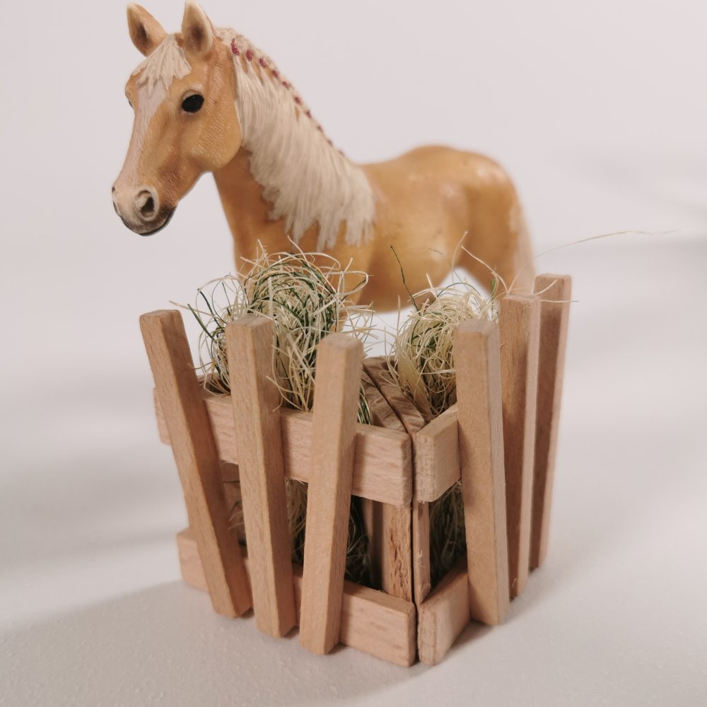Zwei Heuraufen nebeneinander vor Schleich® Pferd