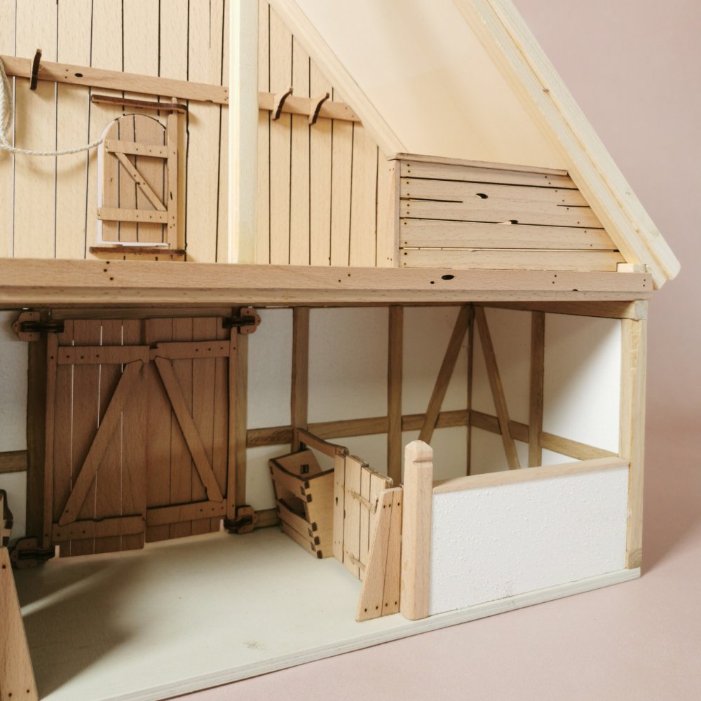 Holz-Pferdestall mit modular angebauten Boxen und Dachboden