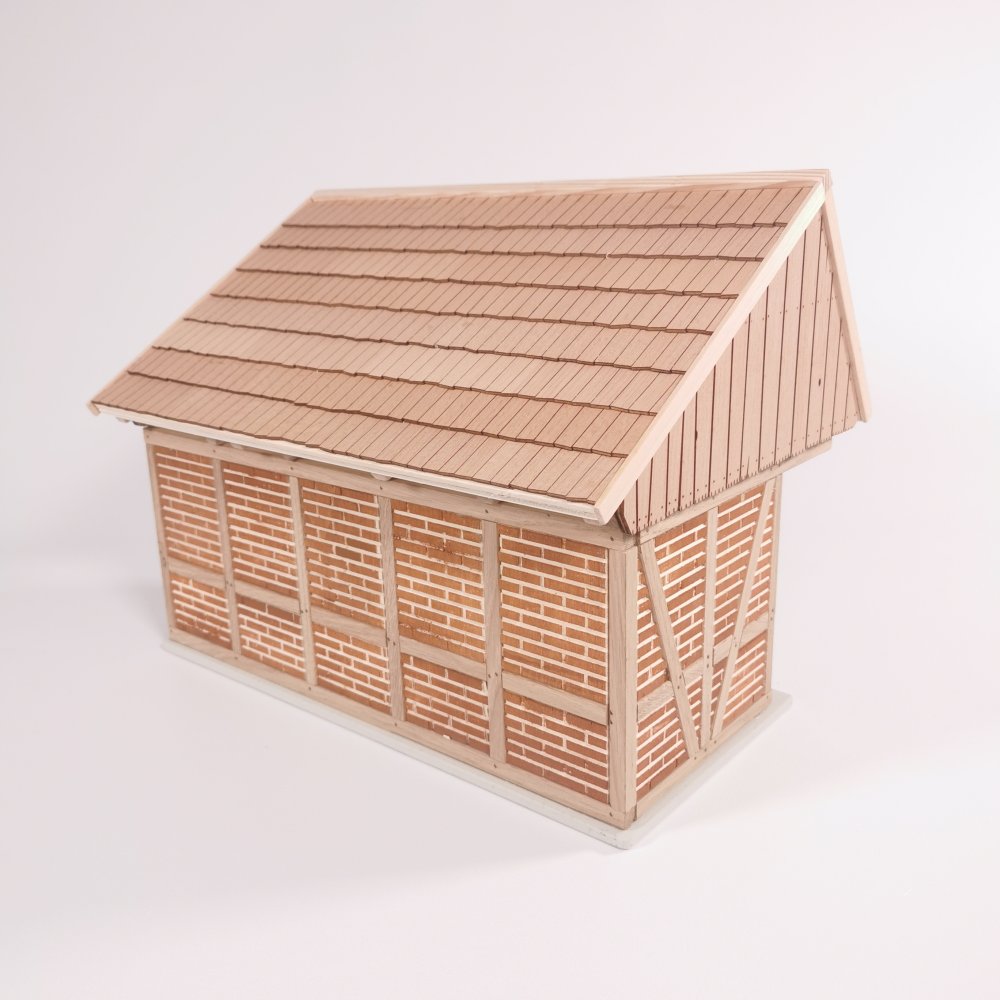 Rückansicht der Remise aus Holz – passend für Schleich® Pferde