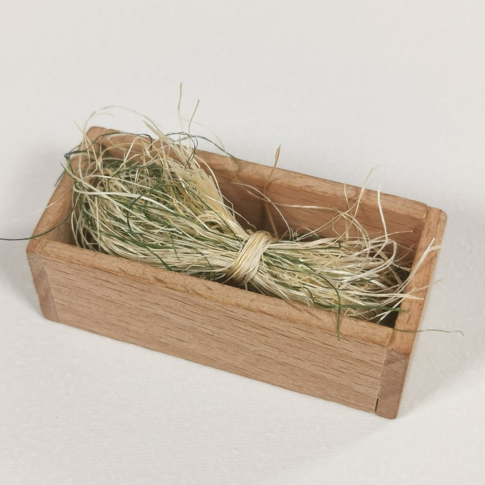 Holztrog gefüllt mit Heu im Maßstab von Schleich® Tieren