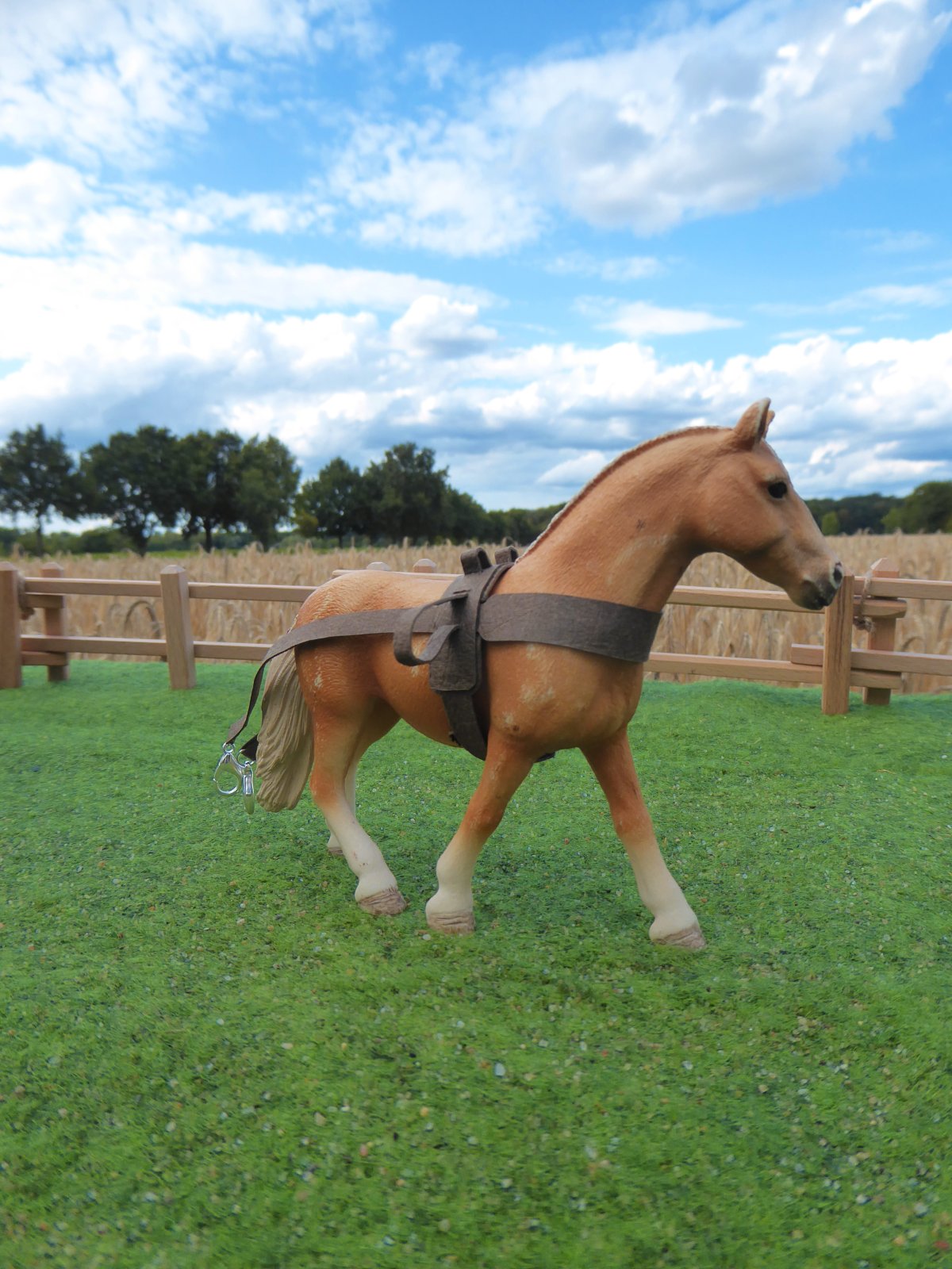 Schleich® Pferd in Spielszene mit Geschirr