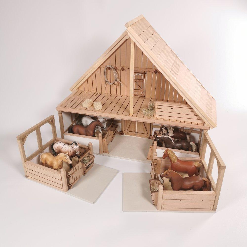 Modulare Stallanlage aus Holz mit Grundstall „Pferdestall Torhaus“ und zwei Boxenmodulen