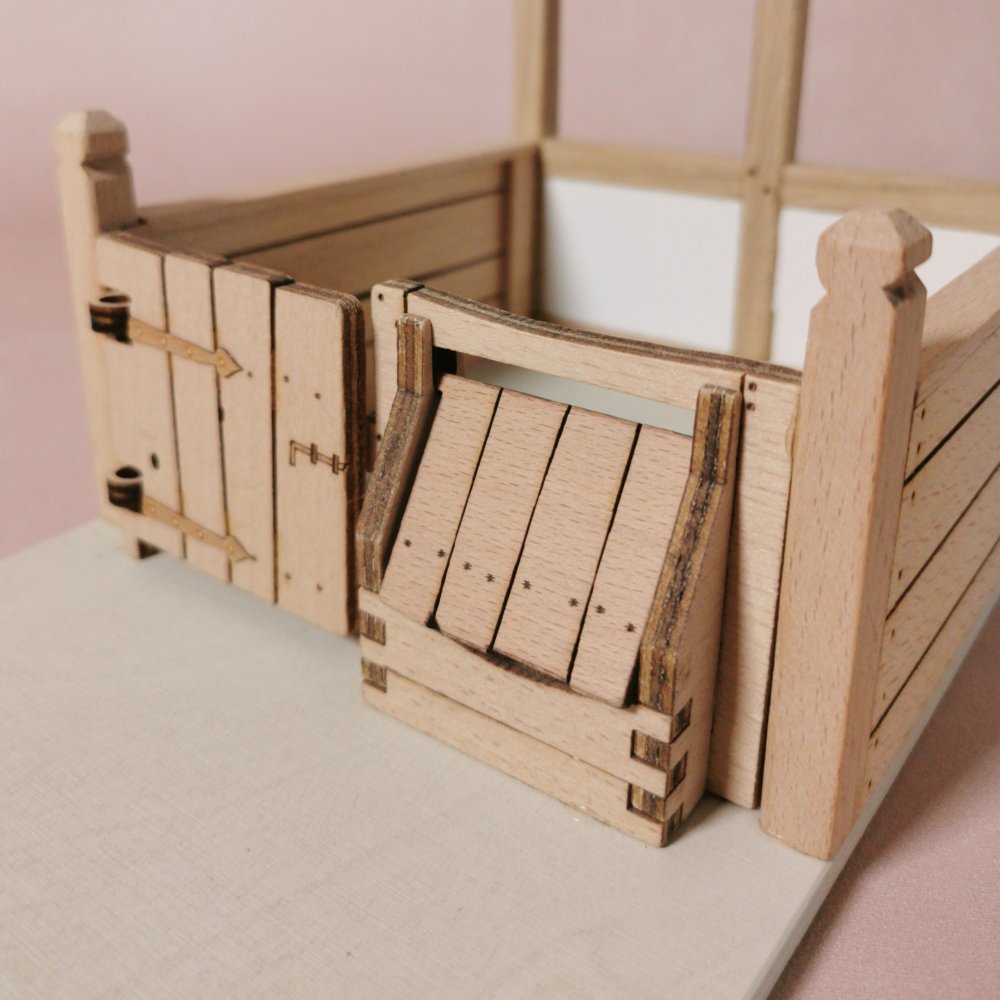 Detailansicht Stallbox aus Holz – passend für Schleich® Tiere