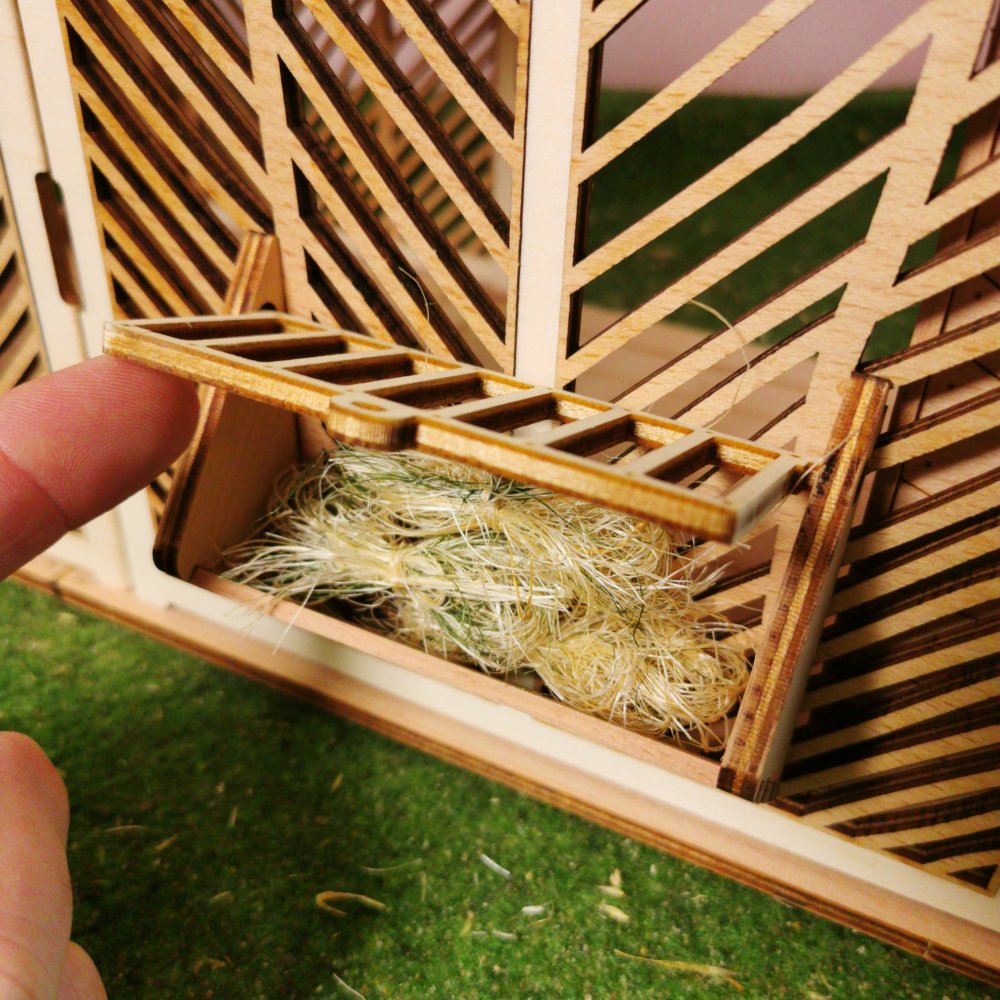 Geöffnete Futterluke mit Heu im Unterstand aus Holz – passend für Schleich® Pferde