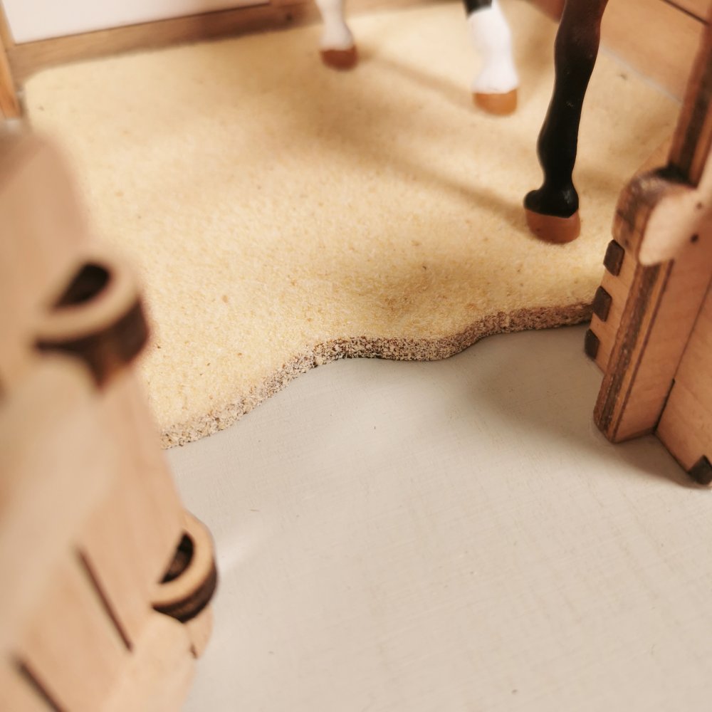 Detail der Vorderkante von Einstreu Platte in Pferdebox
