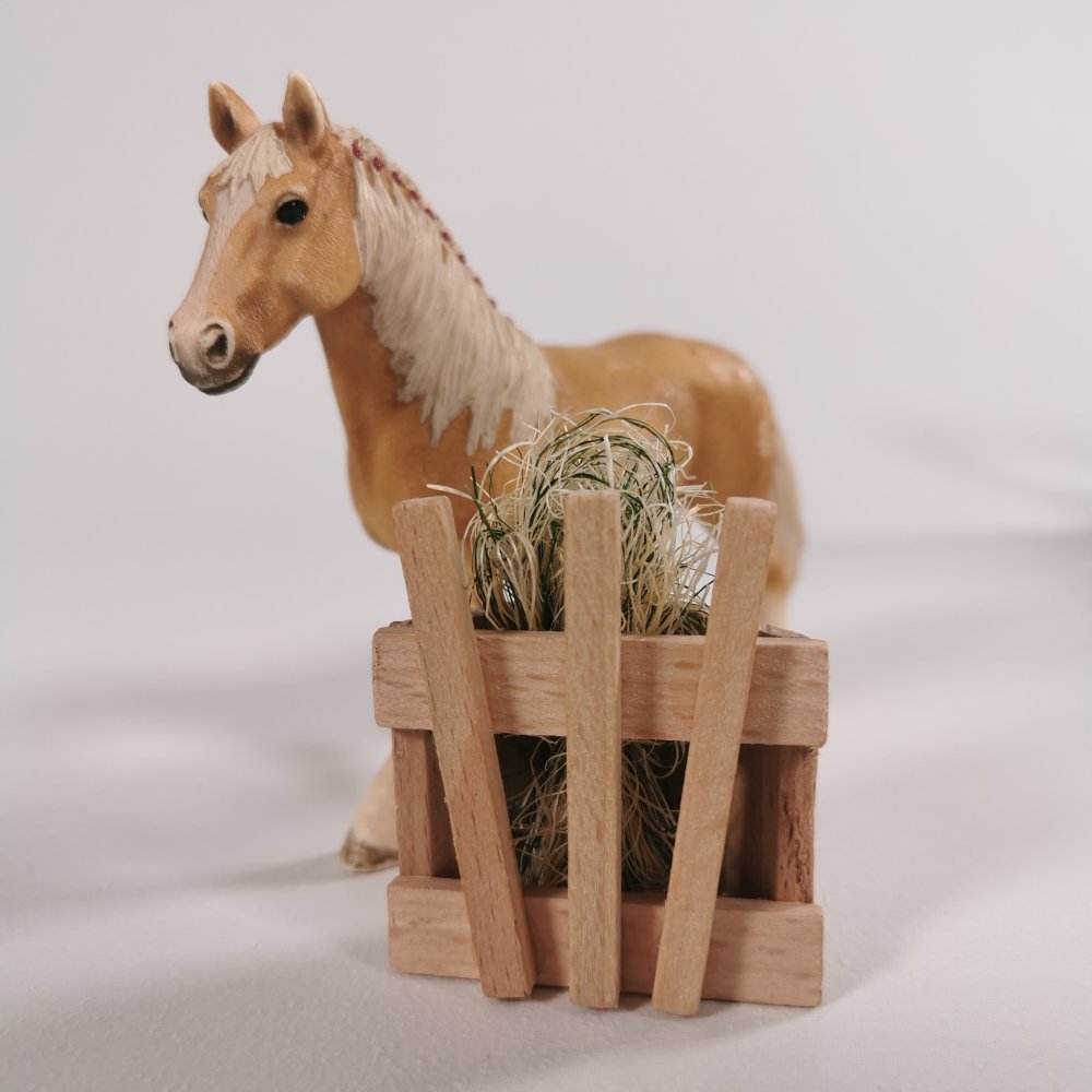 Gefüllte Heuraufe vor Schleich® Pferd