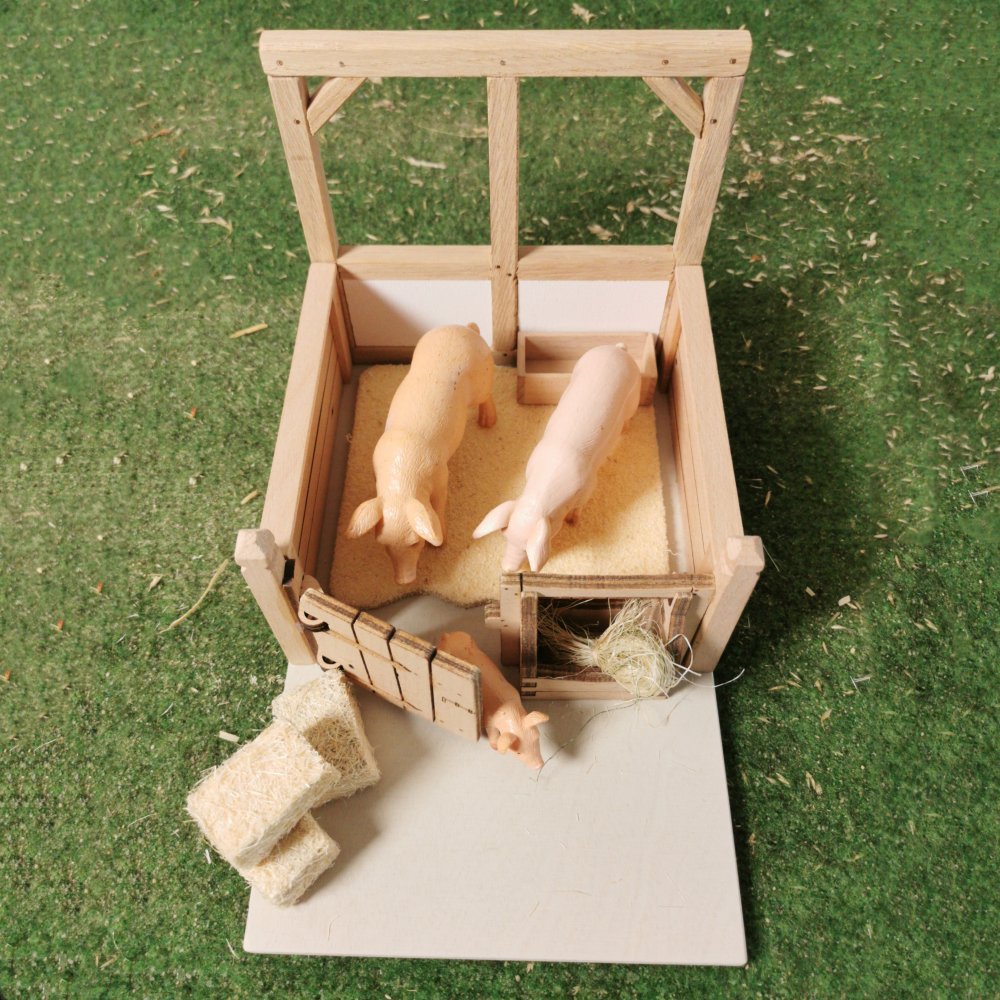 Spielszene in Draufsicht auf Stallbox aus Holz – passend für Schleich® Tiere