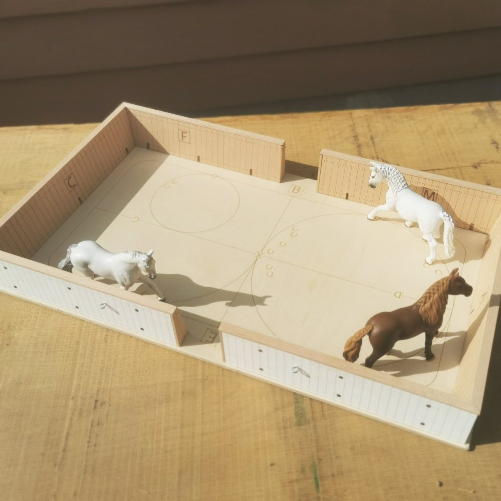 Spielszene mit Pferden auf Reitplatz aus Holz – passend für Schleich® Pferde