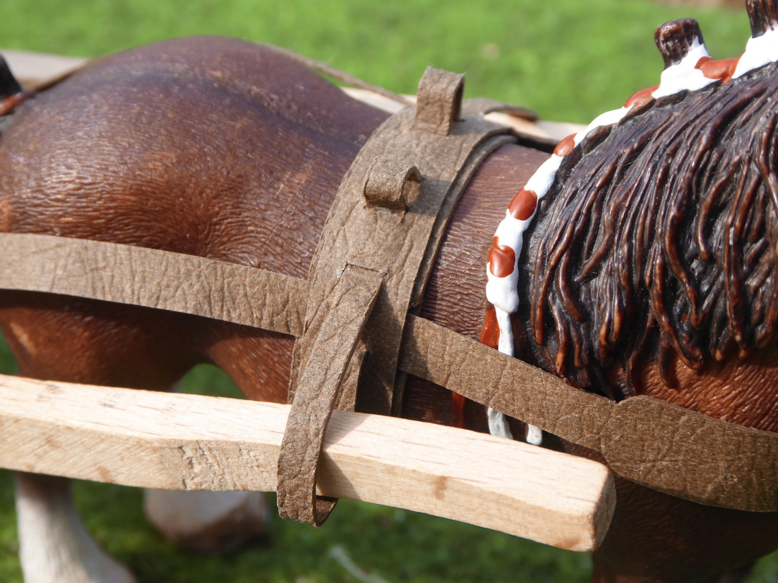 Detailsansicht vom Kutschgeschirr an Schleich® Pferd