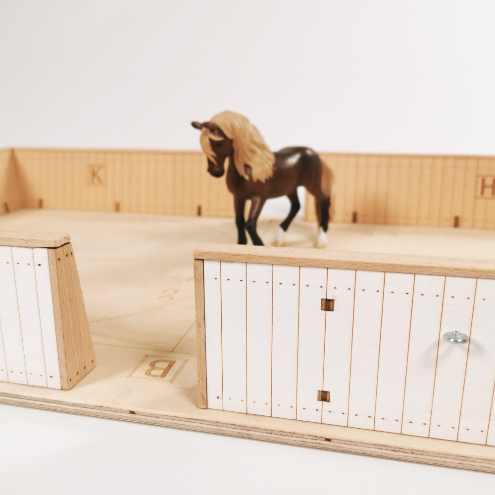 Detailansicht Reitplatz mit Bande aus Holz – passend für Schleich® Pferde