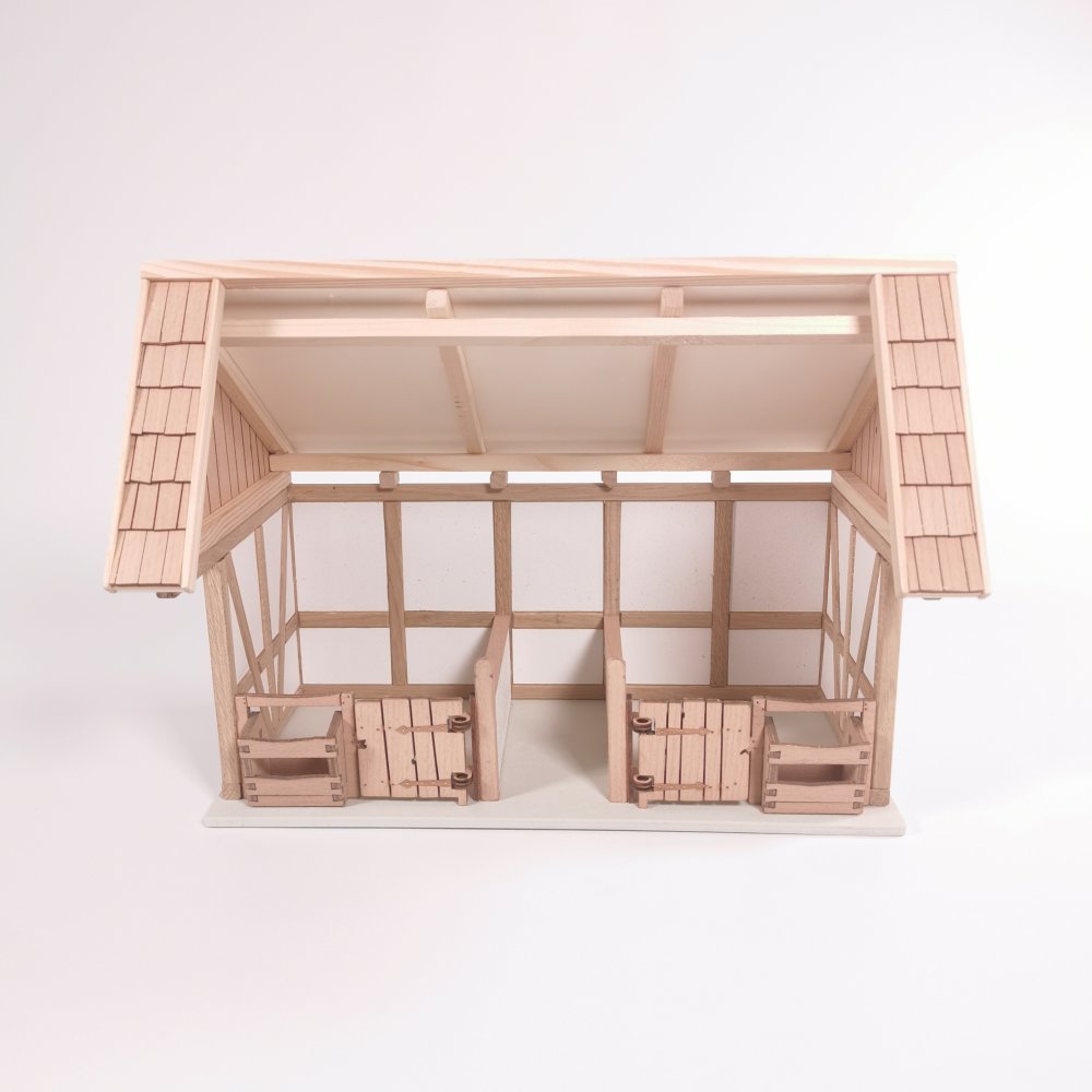 Vorderansicht Remise ohne Pferde aus Holz – passend für Schleich® Pferde