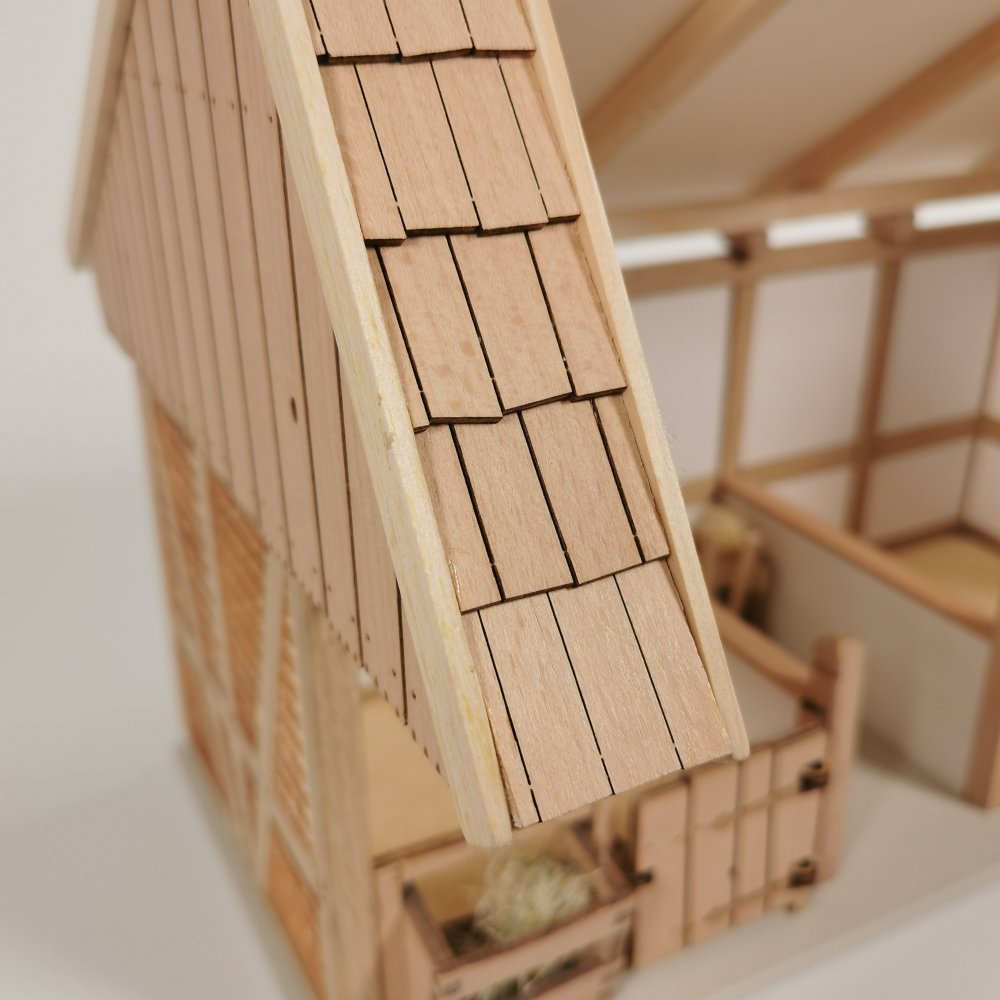 Detail - Schindeldach der Remise aus Holz – passend für Schleich® Pferde