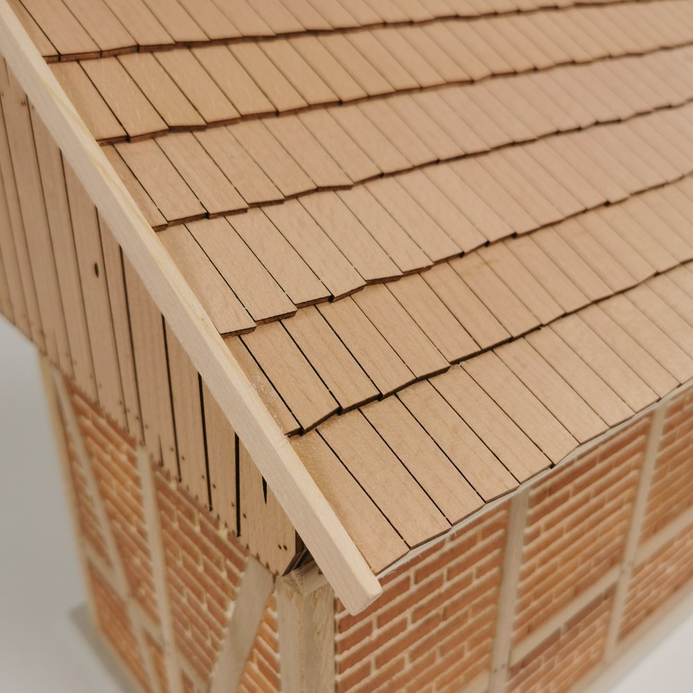 Draufsicht auf das Schindeldach der Remise aus Holz – passend für Schleich® Pferde