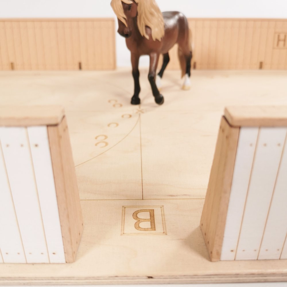 Eingang Reitplatz aus Holz – passend für Schleich® Pferde
