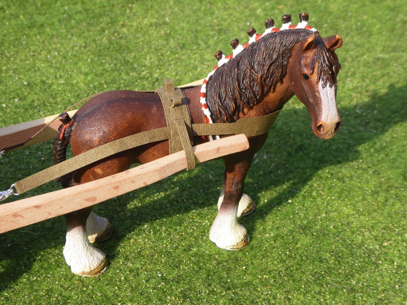 Draufsicht von Pferdegeschirr und Schleich® Pferd