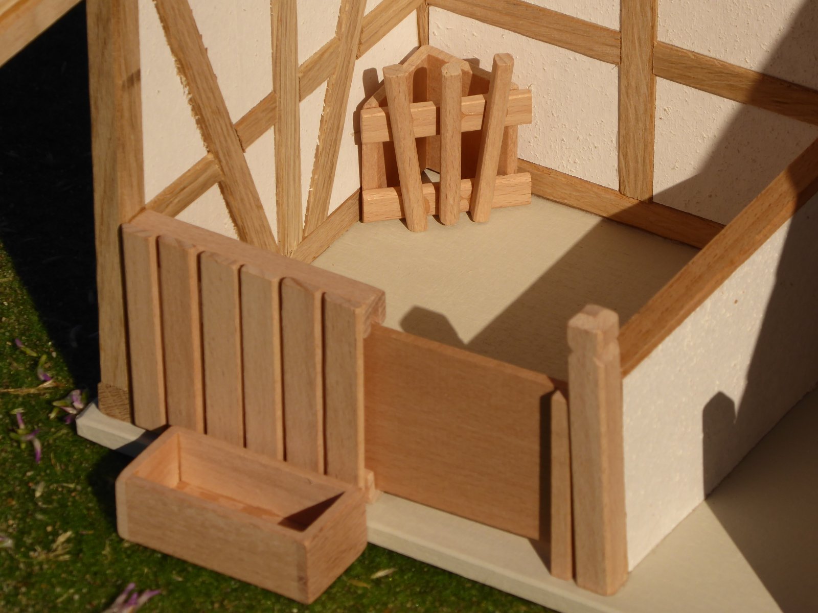 Details der Pferdeboxen mit Heuraufe und Futtertrog