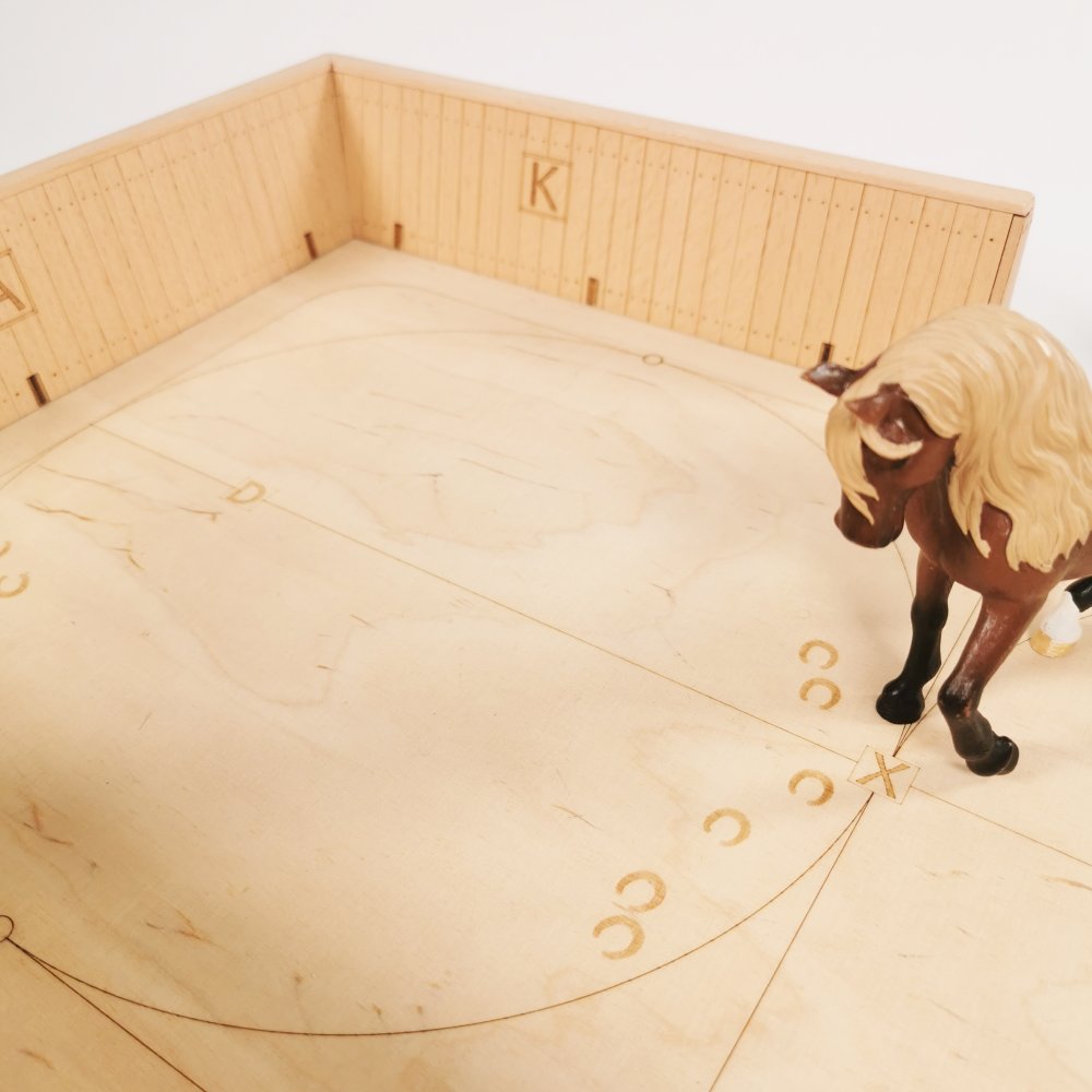 Dressurbuchstaben im Reitplatz aus Holz – passend für Schleich® Pferde