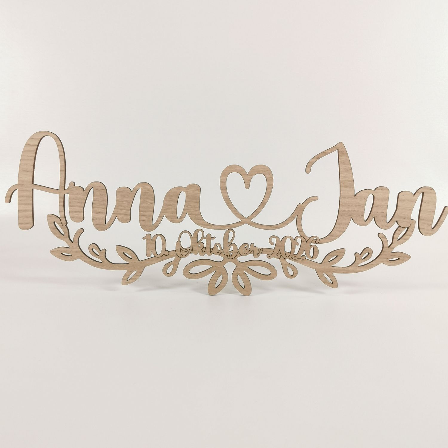 Personalisiertes Namensschild aus Holz für die Hochzeit mit den Namen Anna und Jan, handgefertigt