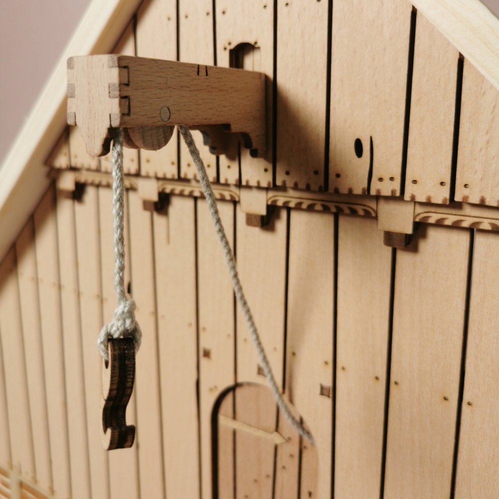 Detailansicht des Giebels an der Stallanlage aus Holz