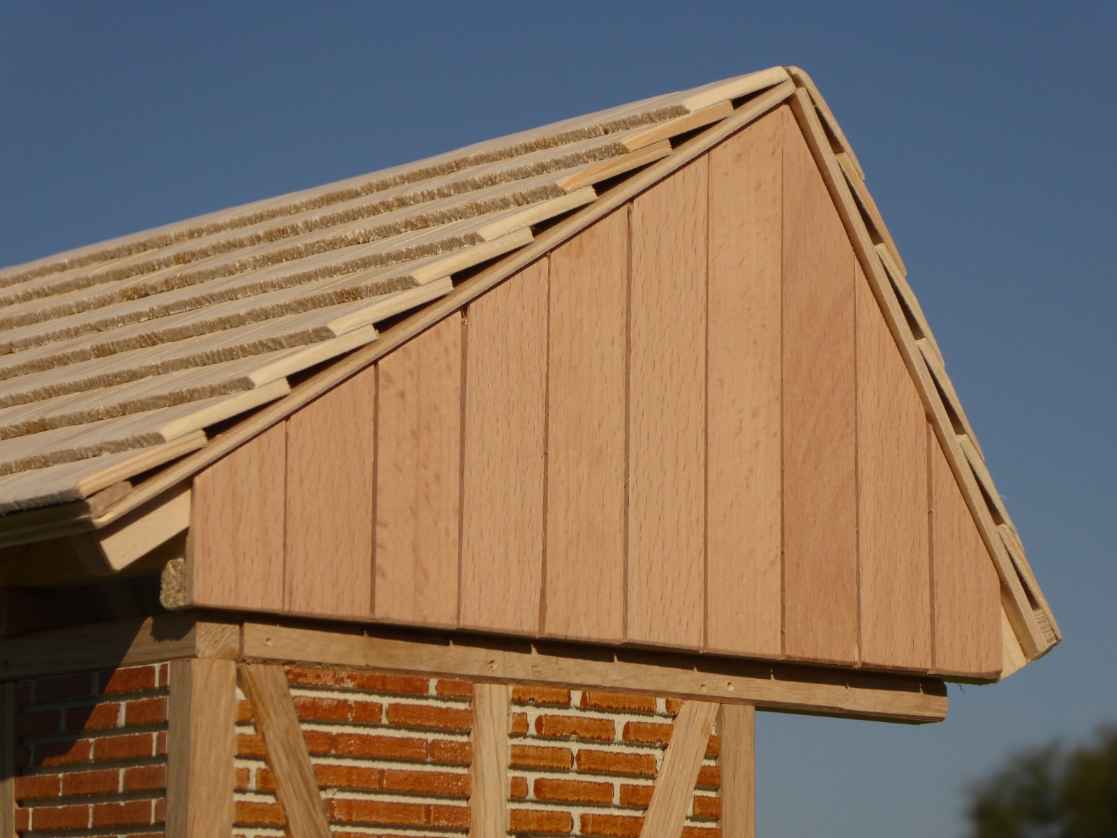 Giebel und Fachwerk der Pferde Remise aus Holz