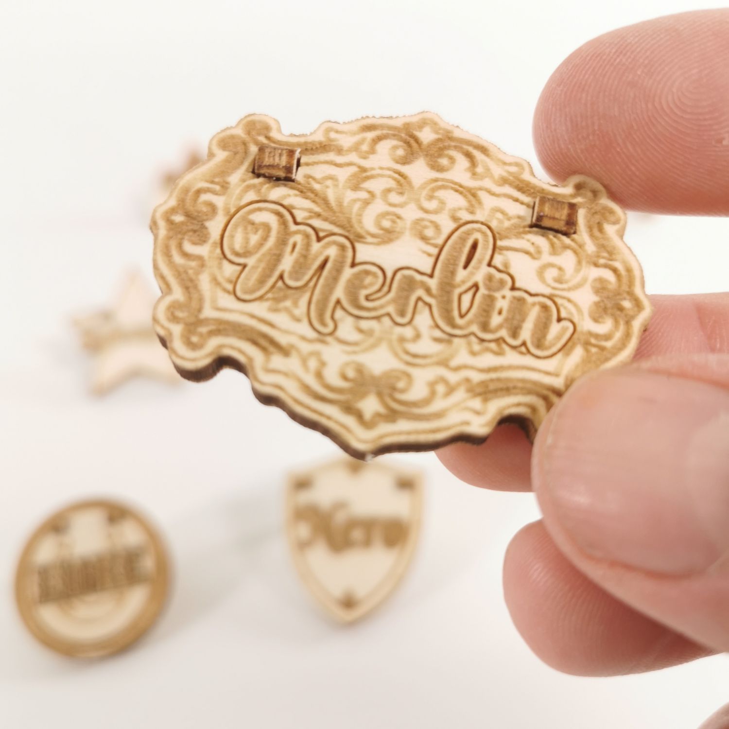 Handgefertigtes Stallschild für Schleich® Pferde - Detail der filigranen Lasergravur.