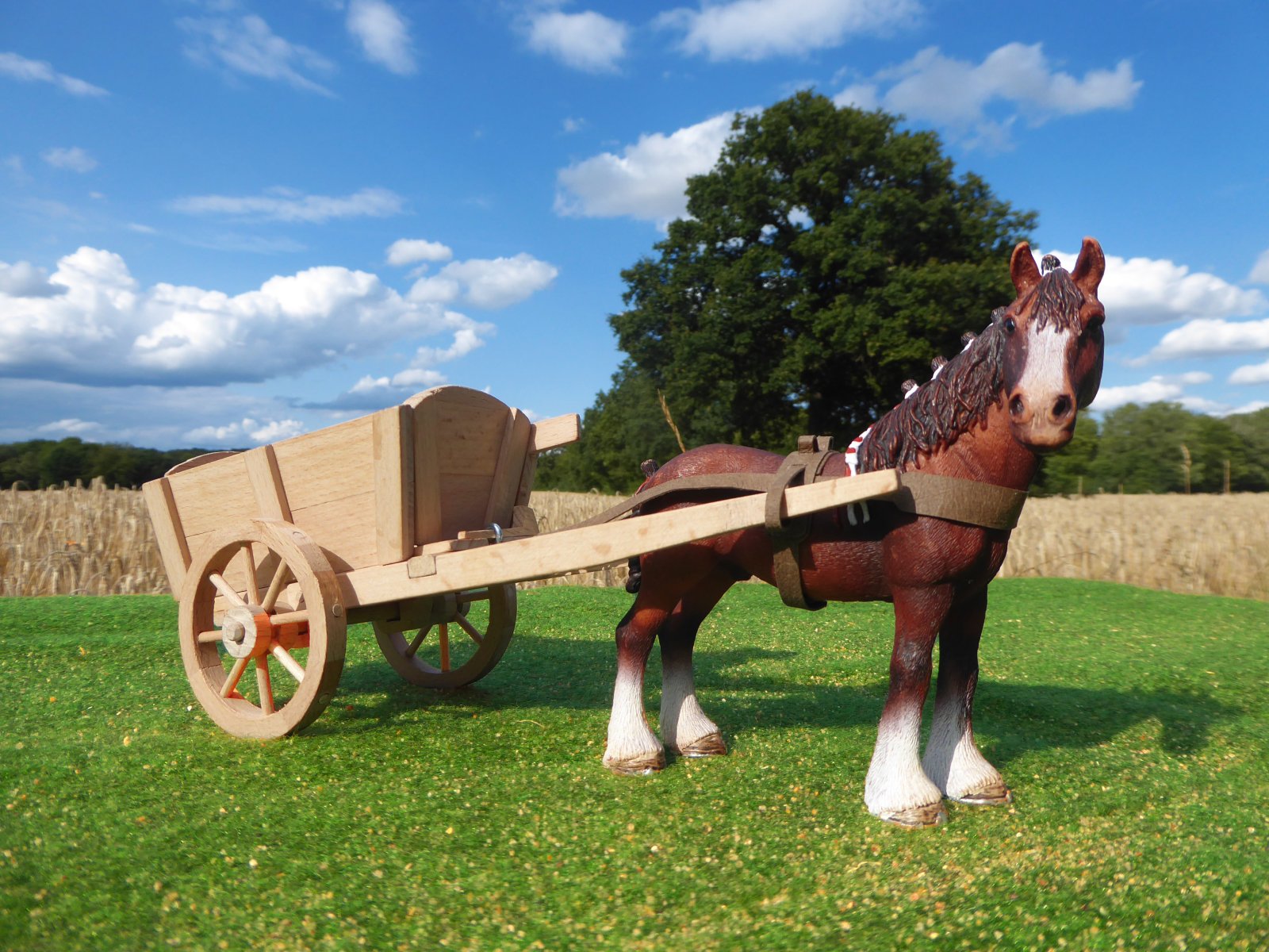 Pferdekarre aus Holz mit Brustgeschirr und Schleich® Pferd