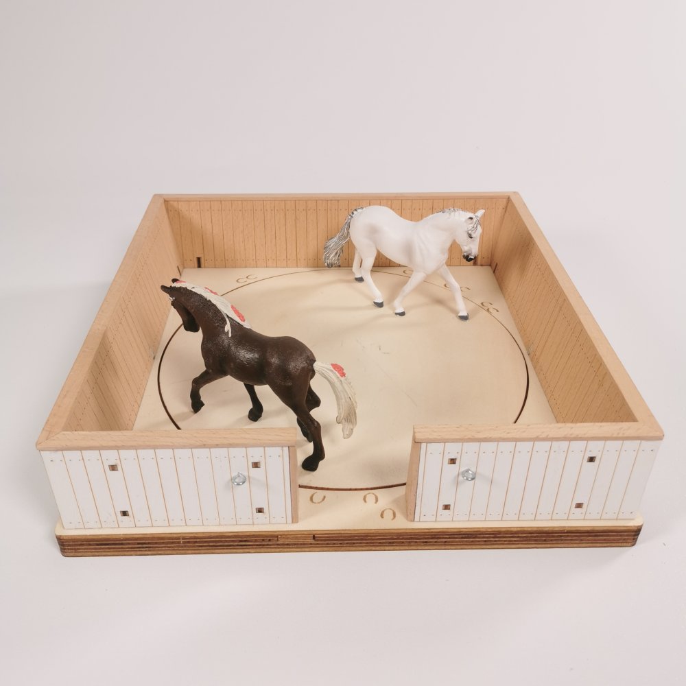 Produktansicht mit Pferden des Longierplatz aus Holz – passend für Schleich® Pferde