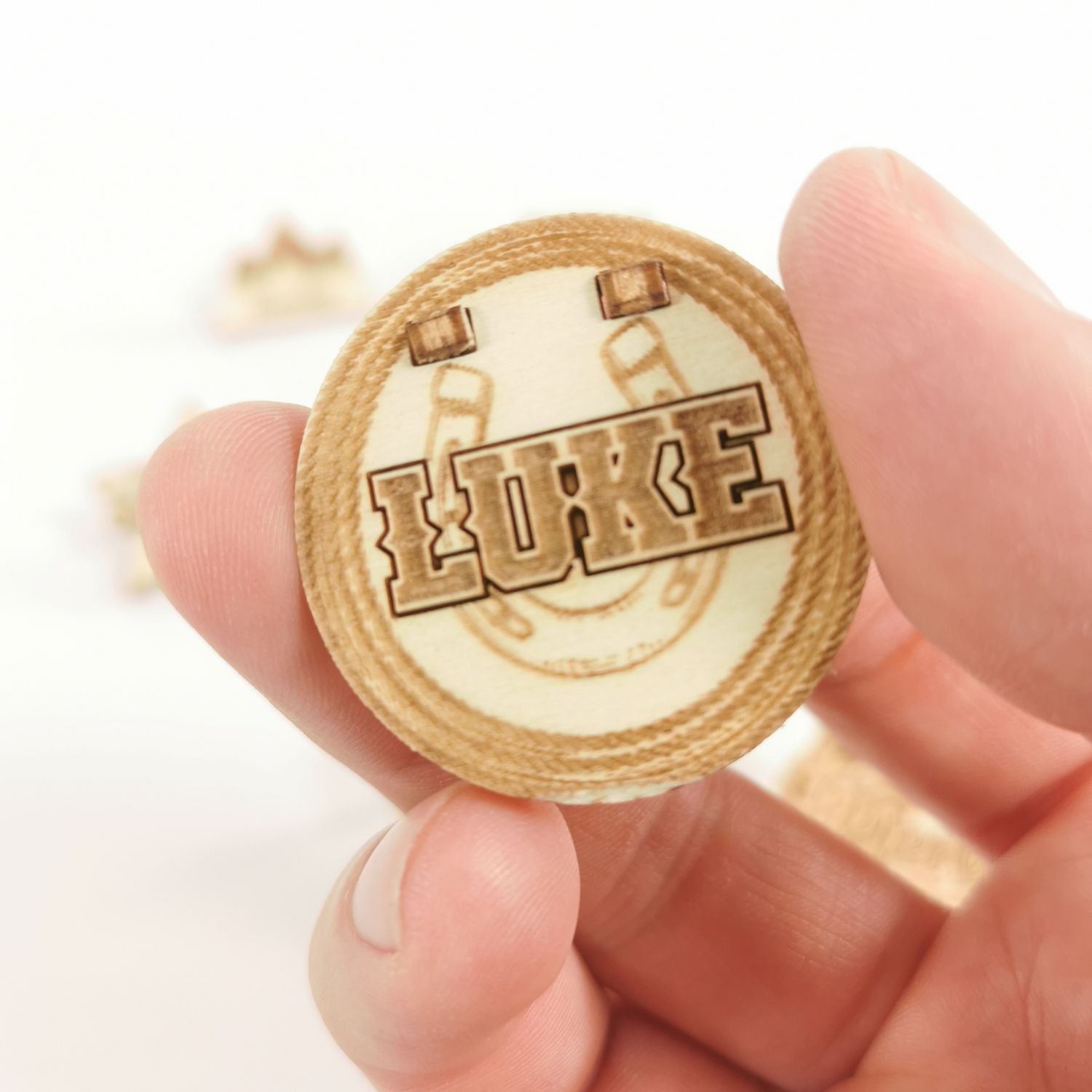 Nahaufnahme der gelaserten Holzstruktur - personalisiertes Namensschild aus 4 mm Pappelsperrholz.