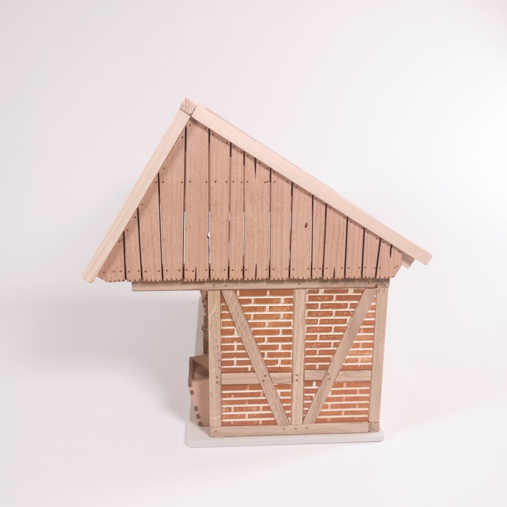 Fachwerk und Giebel der Remise aus Holz – passend für Schleich® Pferde