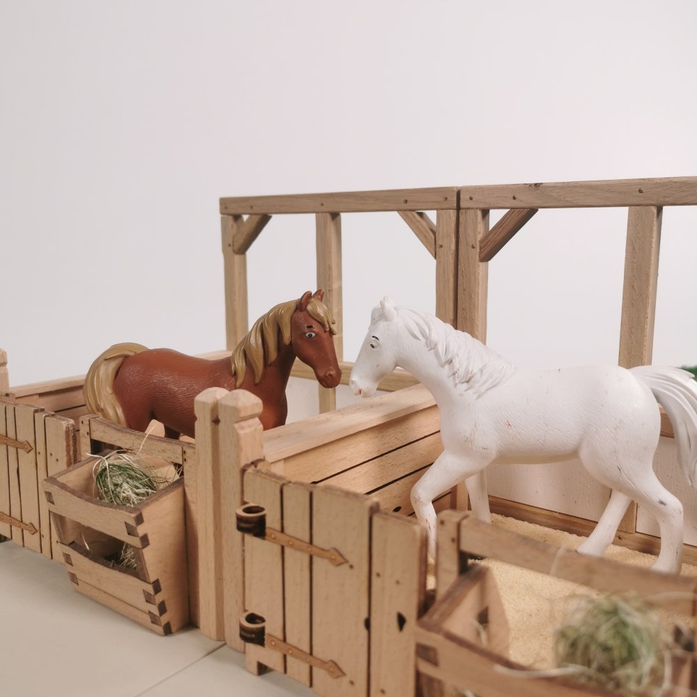 Holzpferdestall Starter Set mit zwei Schleich® Pferden in den Boxen