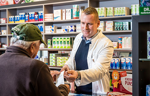 Mag. Norbert Meixner – Konzessionär und Geschäftsführer der Schlossapotheke. Die persönliche Beratung für Ihre Gesundheit und zu allen Fragen liegen Herrn Mag. Meixner und seinem Team besonders am Herzen.