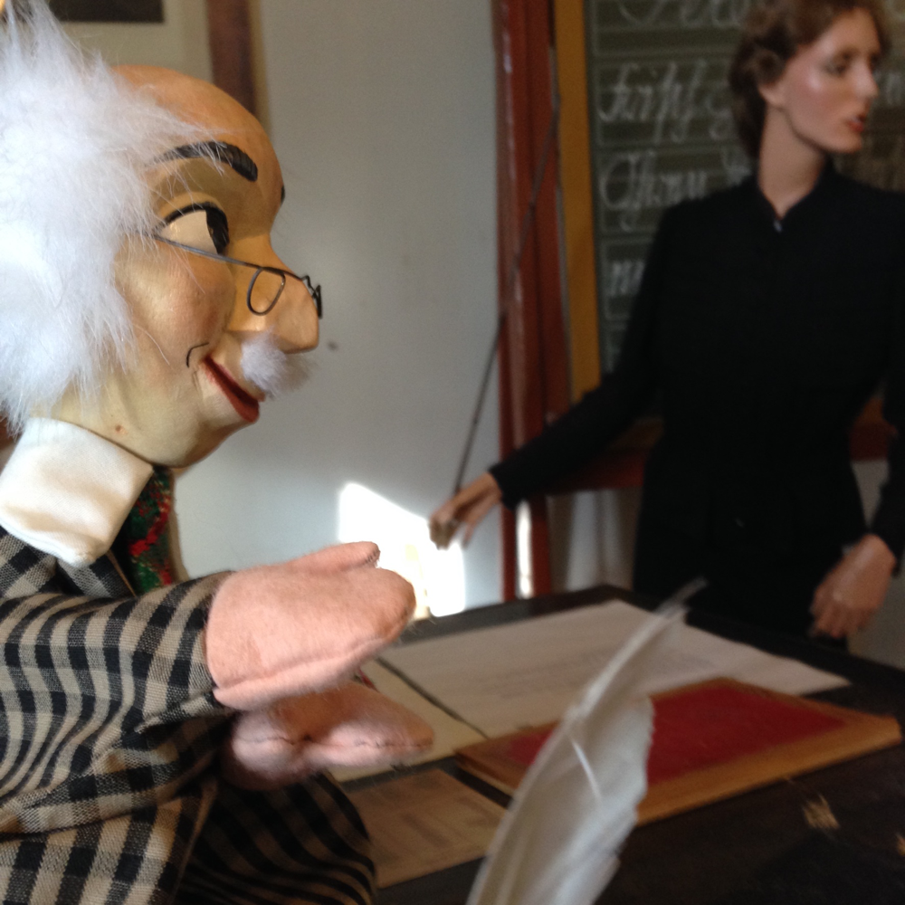 ……………Professor Dr.Dr. Schlau-Meier mit Frl. Kothe