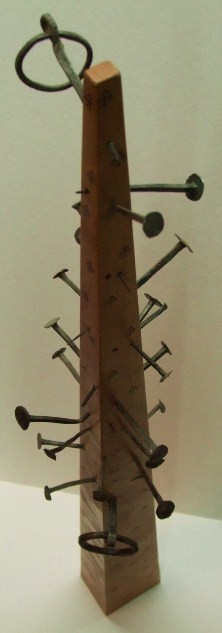 Escultura de fusta de perera i claus antics de forja d'acer
