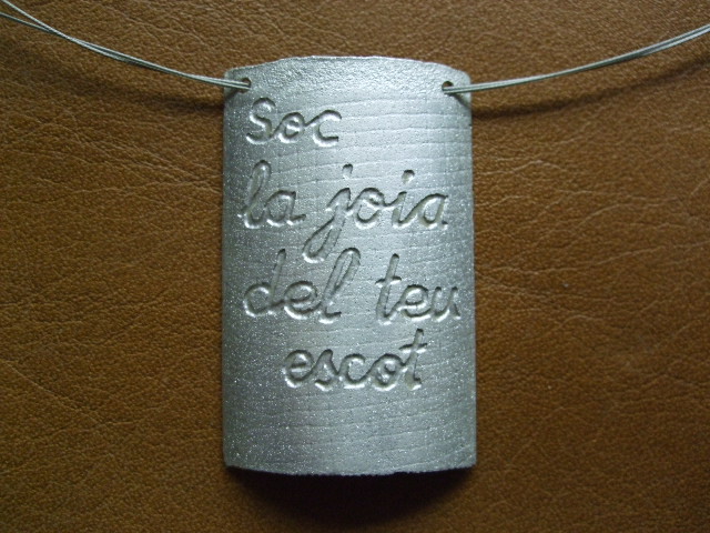 Penjoll plata,grabat químic,(sóc la joia del teu escot)