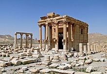 „Temple of Baal-Shamin, Palmyra“ von Bernard Gagnon - Eigenes Werk. Lizenziert unter CC BY-SA 3.0 über Wikimedia Commons - https://commons.wikimedia.org/wiki/File:Temple_of_Baal-Shamin,_Palmyra.jpg#/media/File:Temple_of_Baal-Shamin,_Palmyra.jpg