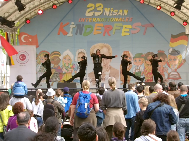 They don´t care about us-23 Nisan Internationales Kinderfest Berlin,JW Representer of Michael Jackson, Double, Show