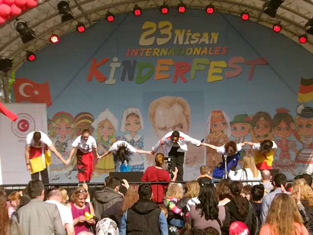 Man in the mirror-23 Nisan Internationales Kinderfest Berlin