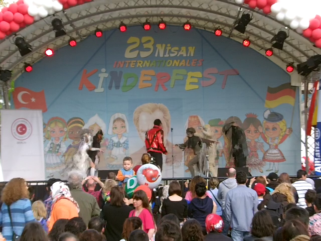 Thriller-23 Nisan Internationales Kinderfest Berlin