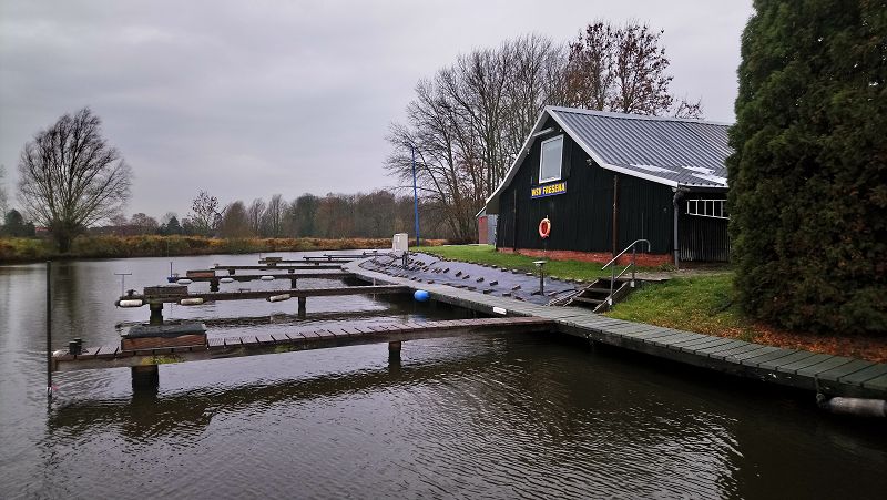 Fingerstege am Kanal